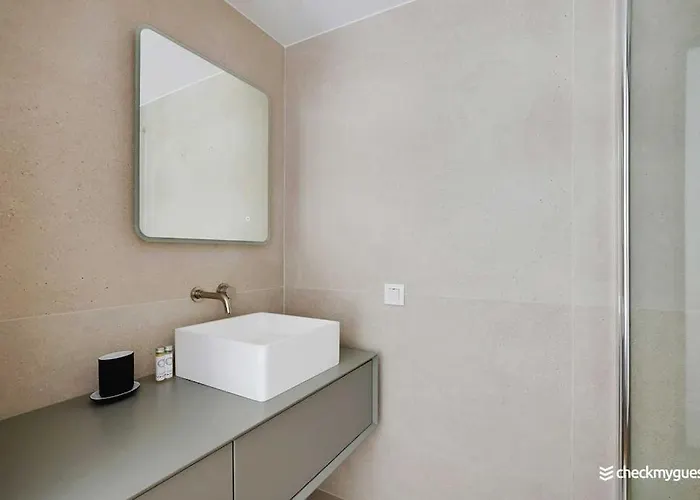 Wonderful 3bedr Saint Honore Paříž