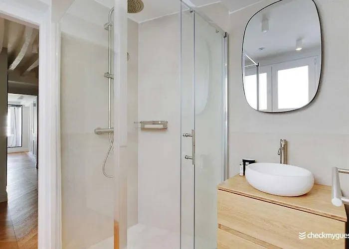 Wonderful 3bedr Saint Honore Paříž