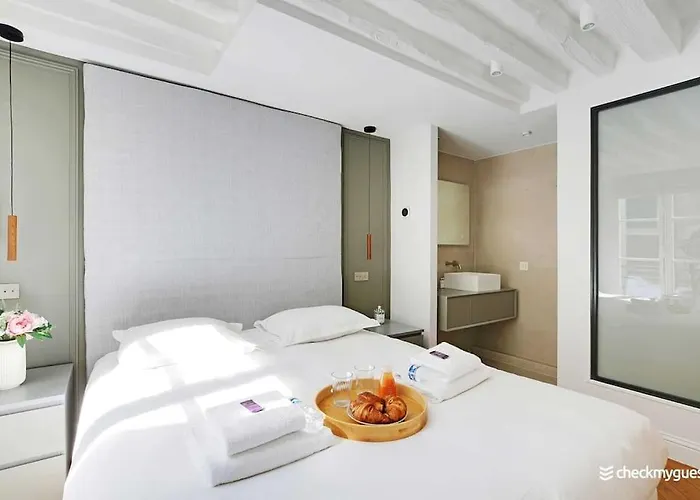 Wonderful 3bedr Saint Honore * Paříž