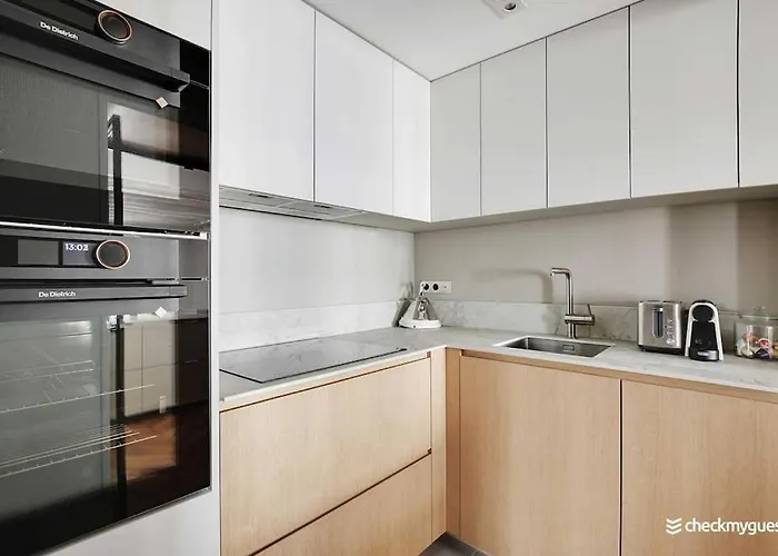 Wonderful 3bedr Saint Honore * Paříž